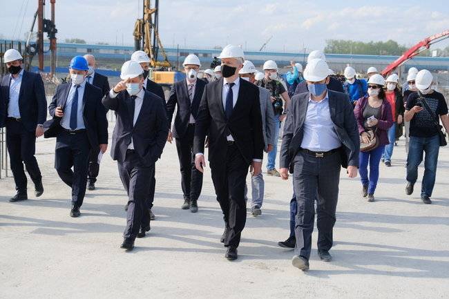 Губернатор Новосибирской области проинспектировал ход строительства новой ледовой арены