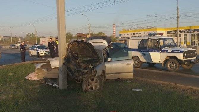 В Новосибирске Subaru врезалась в столб – водитель погиб