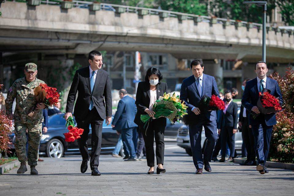 Правительство Грузии отметило День армии возложением цветов к мемориалу героев