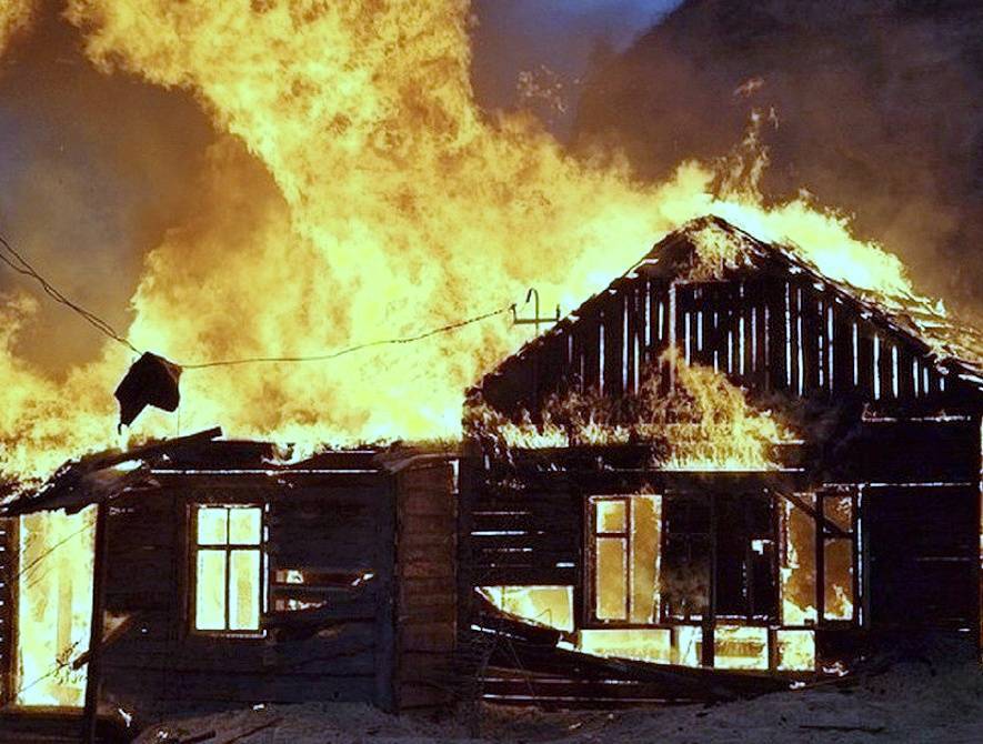 Восемь домов загорелись под Иркутском