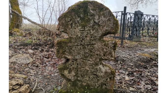В Ломоносовском районе "черные археологи" разрушили старинное кладбище