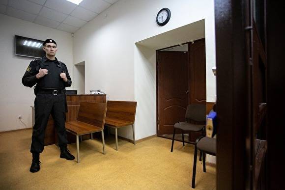 В Екатеринбурге с судебного процесса за нарушение самоизоляции выгнали адвоката из Москвы