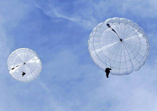 Российские десантники отработали прыжки с парашютом в Северной Осетии