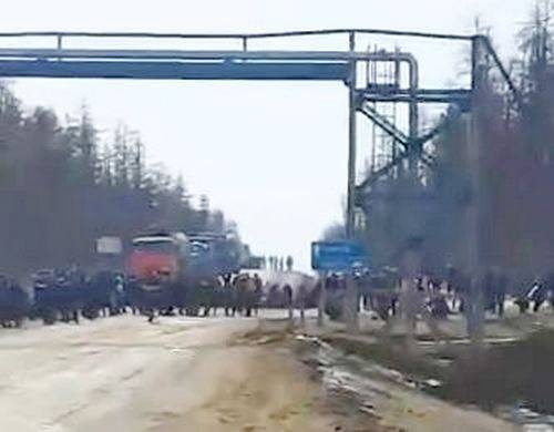 Бастующие рабочие на месторождении ямальской "дочки" "Газпрома" перекрыли дорогу.