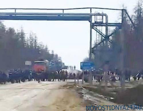 Бастующие рабочие на месторождении ямальской «дочки» «Газпрома» перекрыли дорогу.