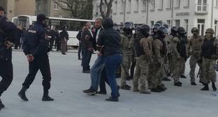 Суд оставил под арестом трех участников митинга во Владикавказе