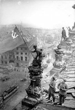 В России отмечают 75-летие поднятия флага над Рейхстагом