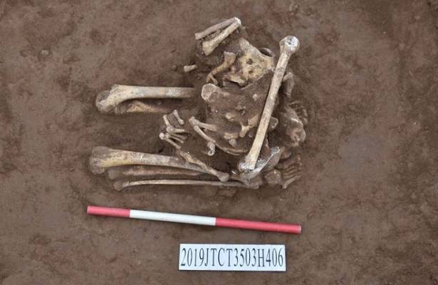 В Китае найден обезглавленный скелет, стоящий на коленях