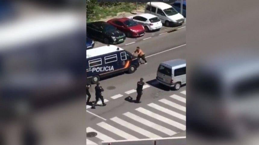 Полуголый испанец с двумя мечами напал на полицию из-за заражения коронавирусом