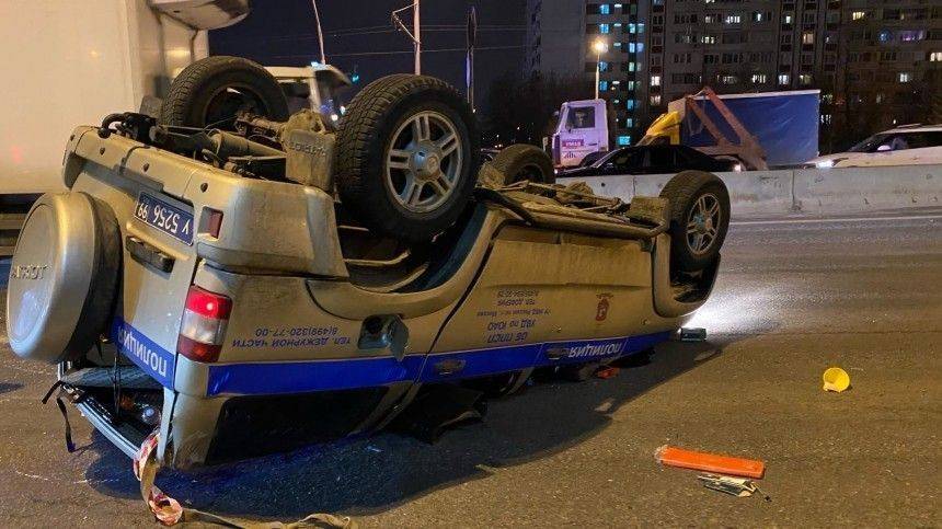 Полицейский автомобиль перевернулся после аварии в Москве