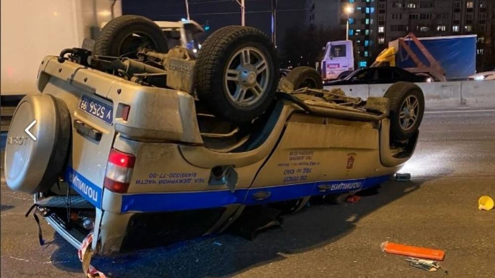 Автомобиль полиции перевернулся после ДТП в Москве