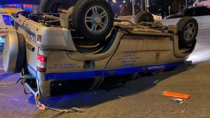 В Москве после столкновения с такси перевернулся автомобиль полиции