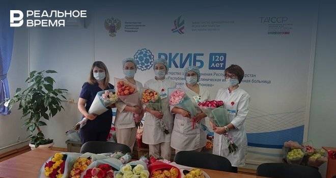 Видео: владелец цветочного магазина подарил букеты медикам инфекционной больницы в Казани