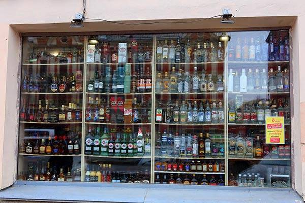Главный нарколог РФ предлагает ограничить продажу спиртного в стране