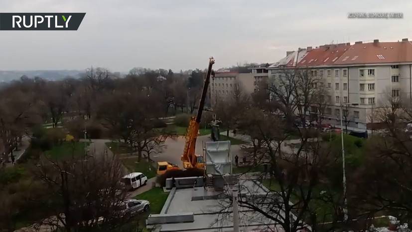 В Праге демонтировали памятник советскому маршалу Ивану Коневу — видео