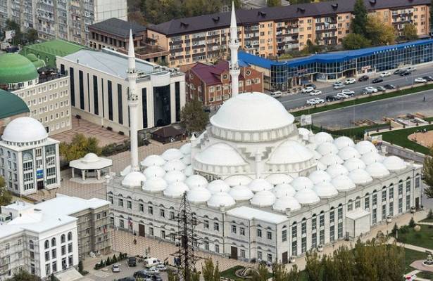 Тысячи жителей Дагестана собрались в мечетях во время пандемии