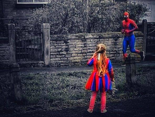 Супергерои на улицах города развлекают детей, которые вынуждены оставаться дома во время карантина