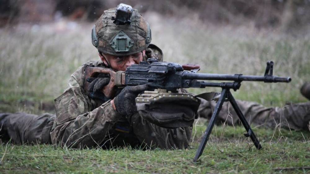 Донбасс сегодня: Киев открывает огонь из артиллерии, солдаты ВСУ распродают оружие