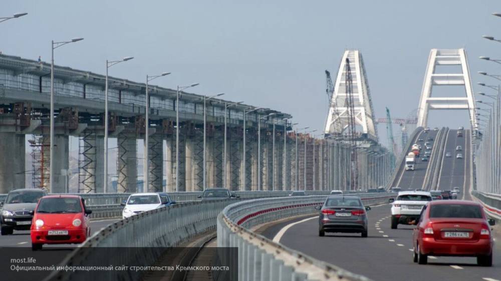 Аксенов потребовал не допускать пробок на Крымском мосту из-за проверок транспорта