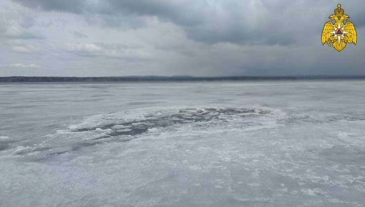 Неудачная рыбалка: в Иркутской области машина с людьми провалилась под лед