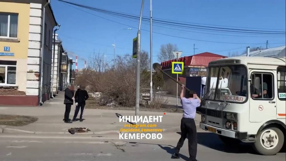 В Кемерове полицейские установили личность мужчины, напавшего с лопатой на автомобили