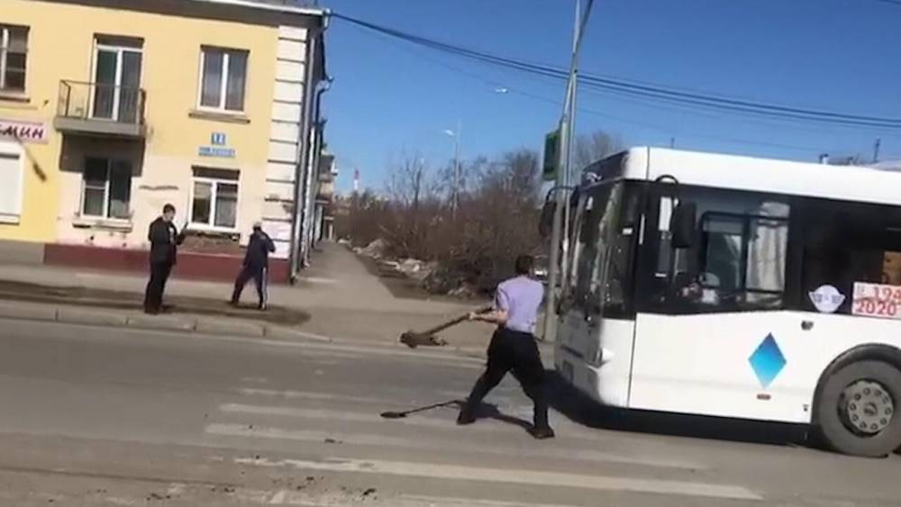 Пьяный россиянин напал с лопатой на автобусы в Кемерово.