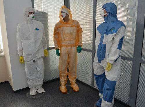 Россия к концу апреля нарастит выпуск защитных костюмов для врачей в шесть раз