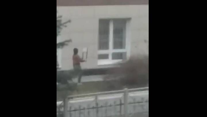 В Перми скрутили мужчину, крушившего окна в здании региональной прокуратуры. Видео