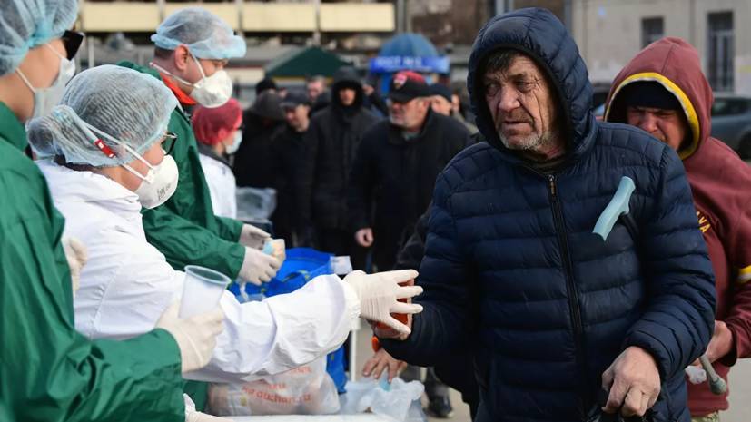 Власти Москвы усилили меры по раздаче еды бездомным