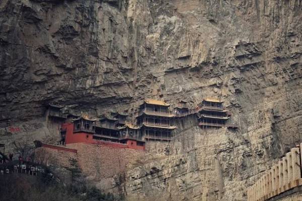 В Синьцзяне вновь открылись для туристов древние буддийские пещеры