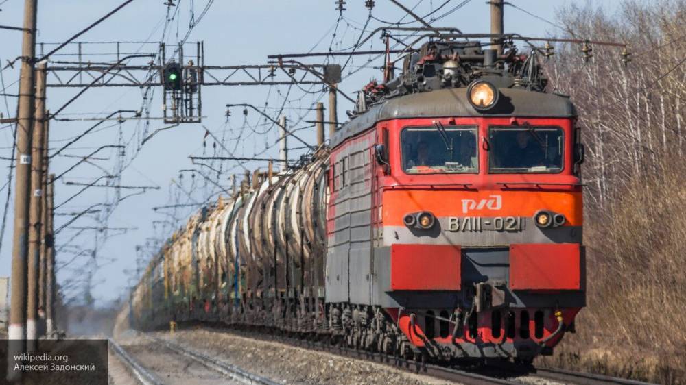 Поезд протаранил трактор на переезде в Томской области