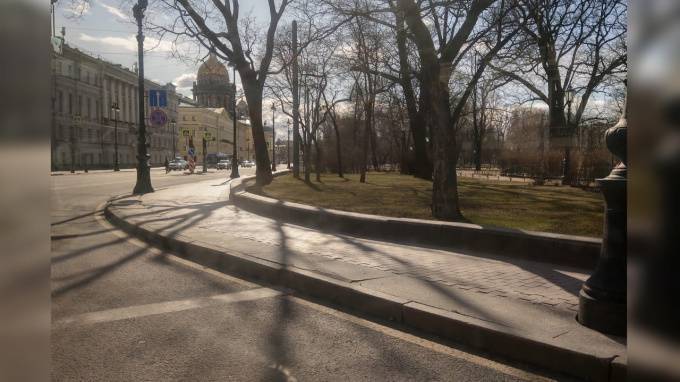 Петербуржцы делятся фотографиями пустых улиц города