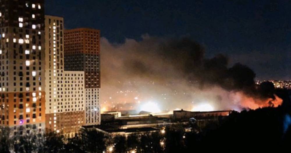 Фото: серьезный пожар охватил ангар в Москве
