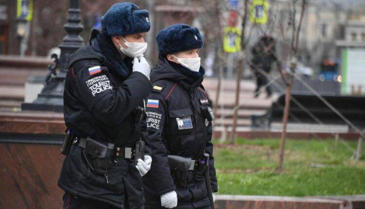 Минздрав порекомендовал кассирам и полицейским носить маски и перчатки