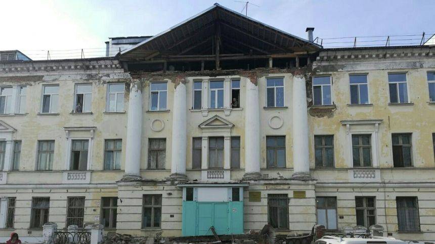 В Томской области обрушилась часть фасада клинической больницы