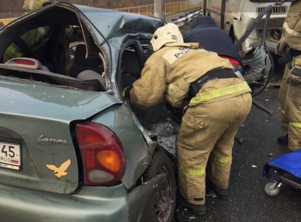 В Кургане "Шевроле" налетел на ограждения дороги - спасателям пришлось вытаскивать его из искареженной машины