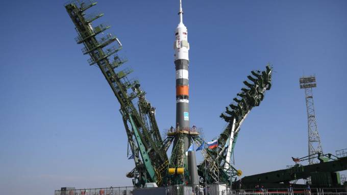 Ракету "Союз-2.1а" вывезли на старт для первого полета с людьми