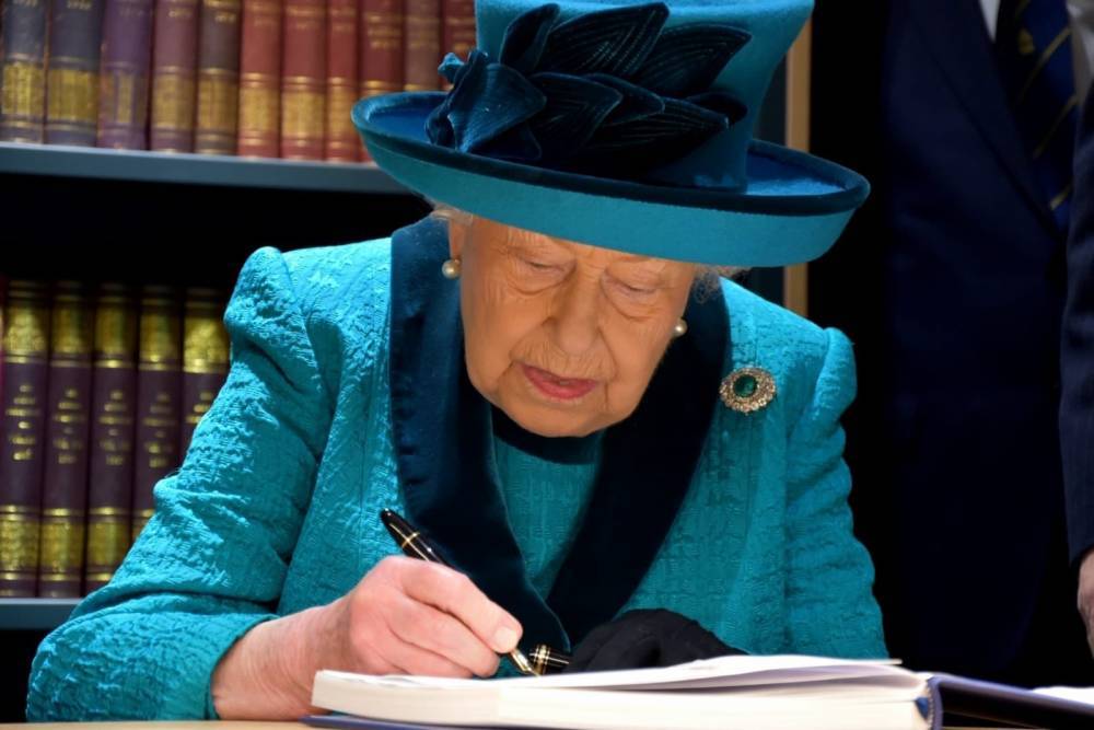 «Мы добьёмся успеха»: Елизавета II сравнила коронавирс с уроками Второй мировой войны