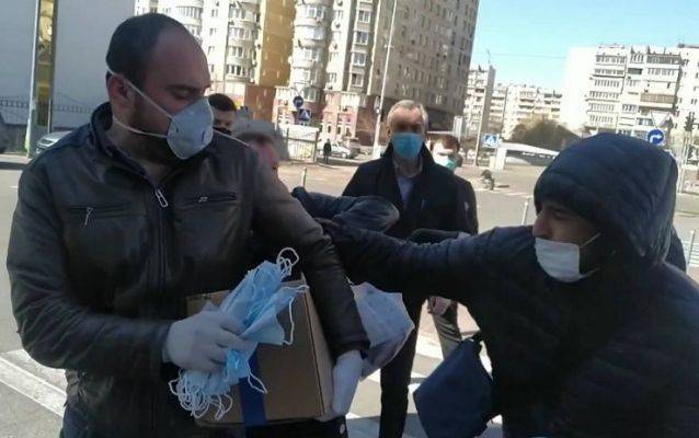 В Киеве напали на активистов ОПЗЖ, раздающих защитные маски населению