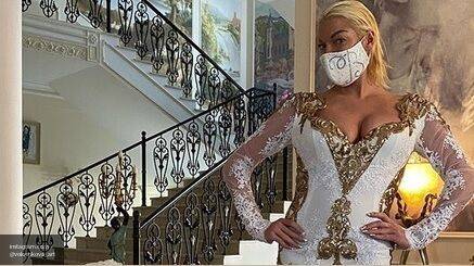 Волочкова похвасталась свадебной медицинской маской в стразах в разгар эпидемии COVID-19
