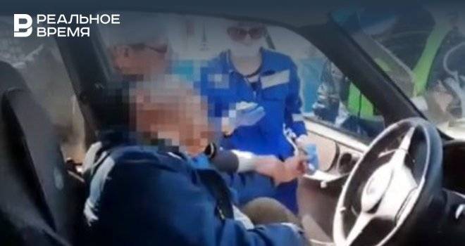 В Челнах полицейские спасли жизнь мужчине, которому стало плохо на дороге