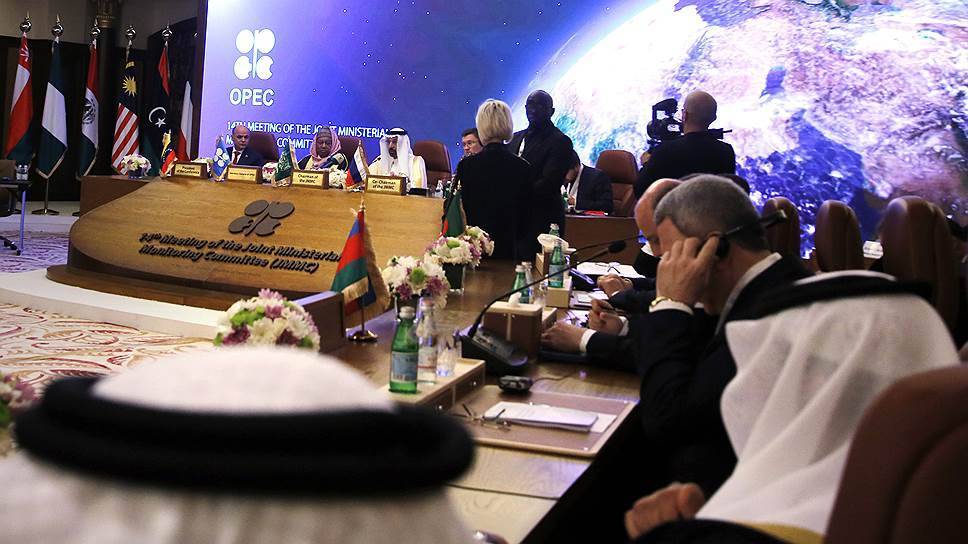 Цены на нефть упали более чем на 3% на фоне переноса встречи ОПЕК+