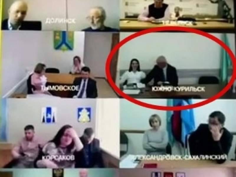 Сахалинский мэр пощупал подчиненную во время совещания
