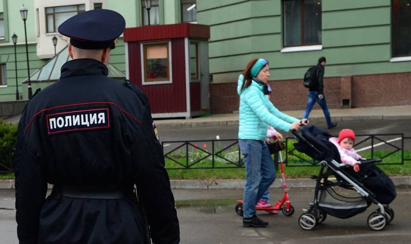 Родители в Москве ночью оставили младенца у подъезда