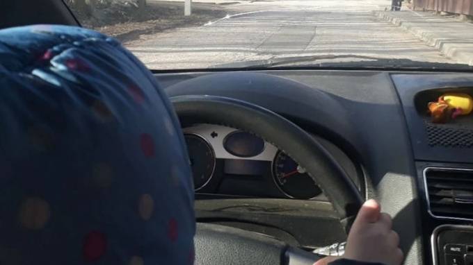 В соцсетях осудили петербурженку, посадившую за руль маленькую дочь