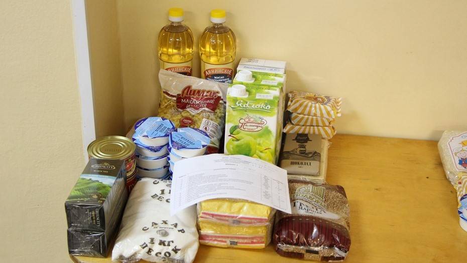 Петербургским школьникам начали выдавать продуктовые наборы