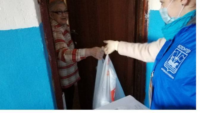 Петербуржцев попросили впускать только волонтеров со специальными бейджами