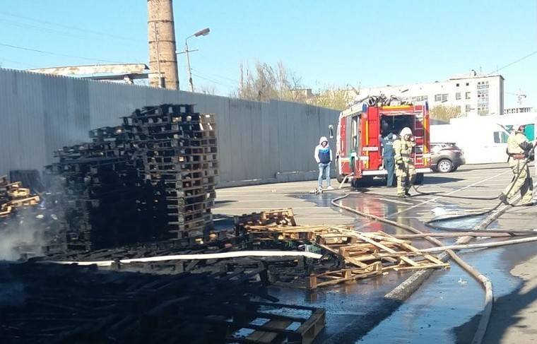 В Симферополе ликвидировали крупный пожар на рынке