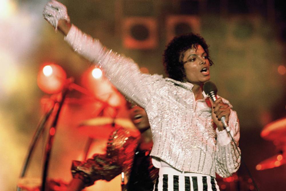 Легендарную белую перчатку Майкла Джексона продали за $104 тыс.