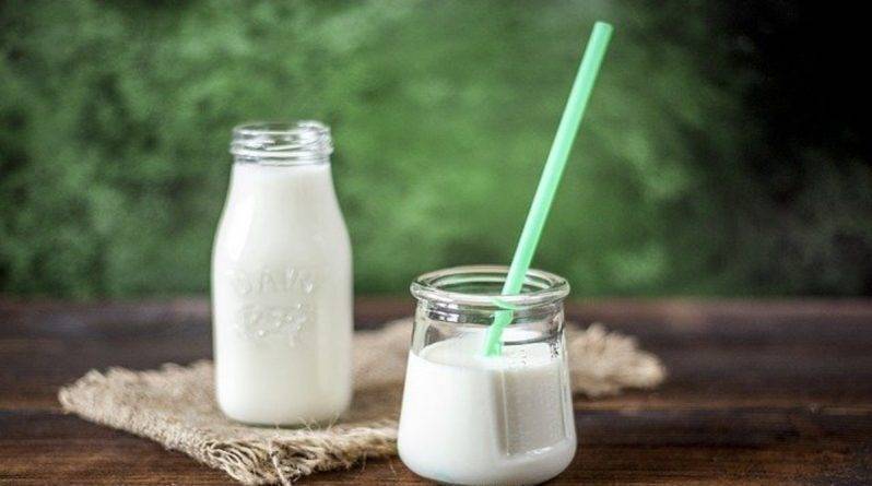 Фермеры вынуждены выбрасывать тысячи фунтов молока, потому что его никто не покупает